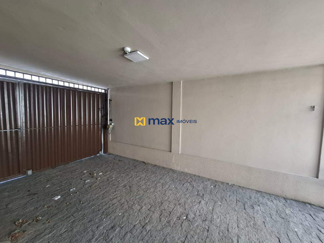 Casa Comercial para aluguel no Centro: Garagem