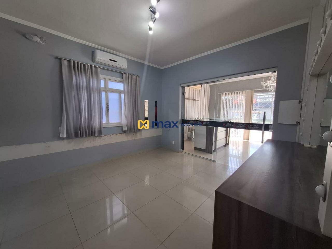 Casa Comercial para aluguel no Centro: Sala