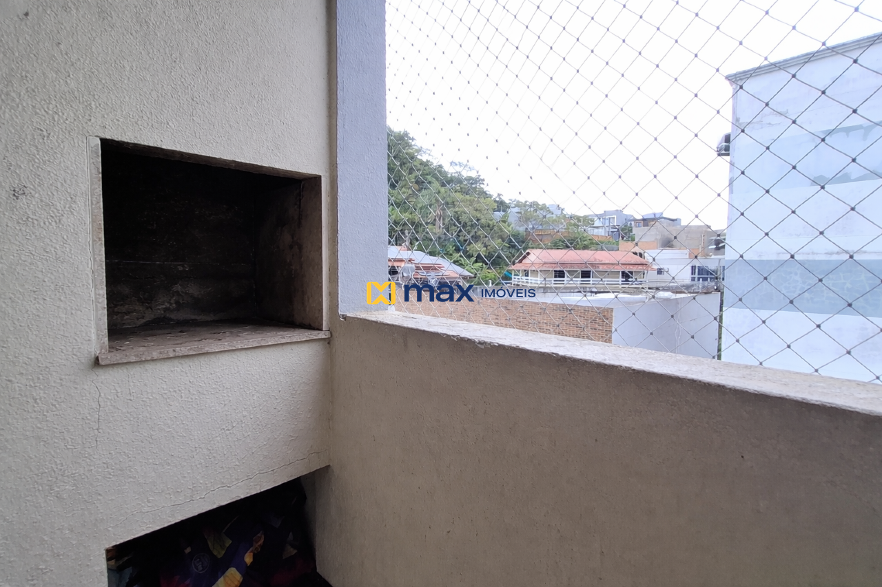 Apartamento à venda no Espinheiros: Sacada com churrasqueira