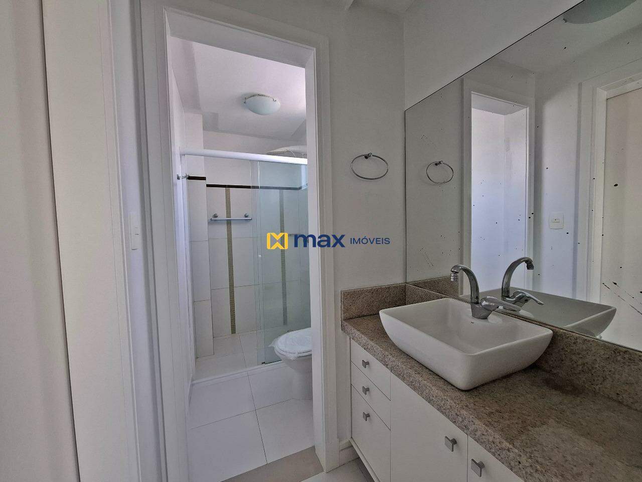 Apartamento à venda no Centro: banheiro demi suíte