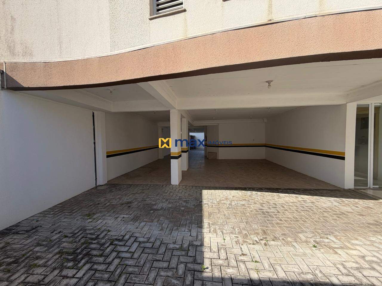 Apartamento para aluguel no Gravatá: garagens 
