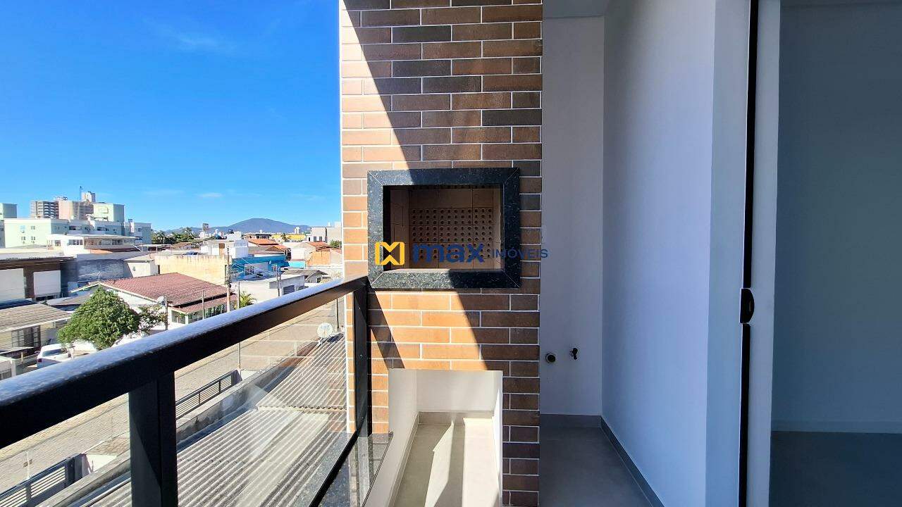 Apartamento à venda no Cordeiros: Sacada com churrasqueira