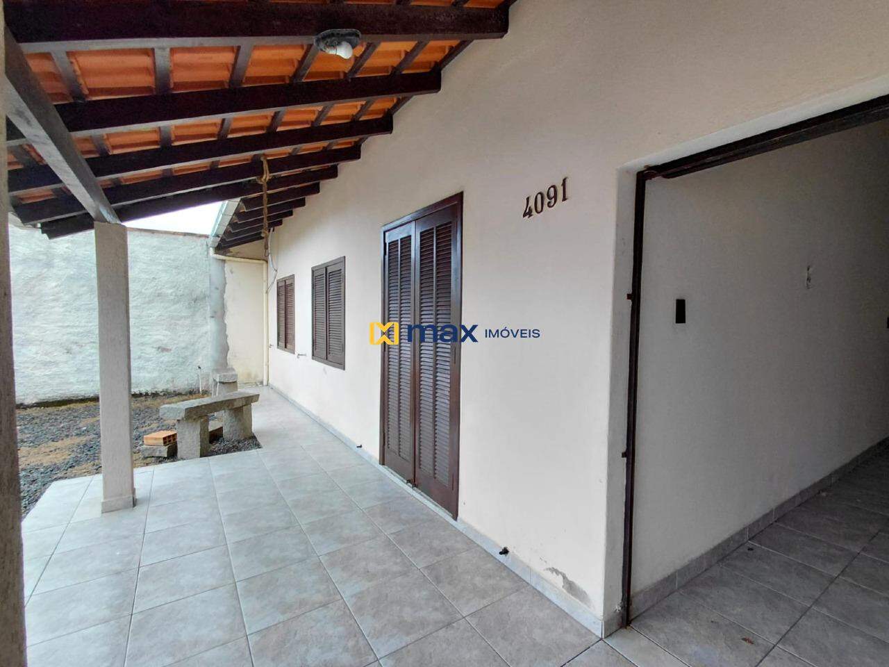 Casa para aluguel no Meia Praia: 