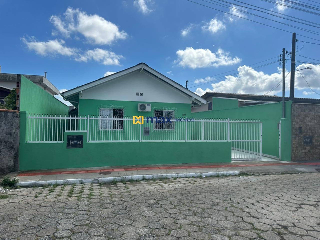 Casa para aluguel no Cordeiros: Fachada