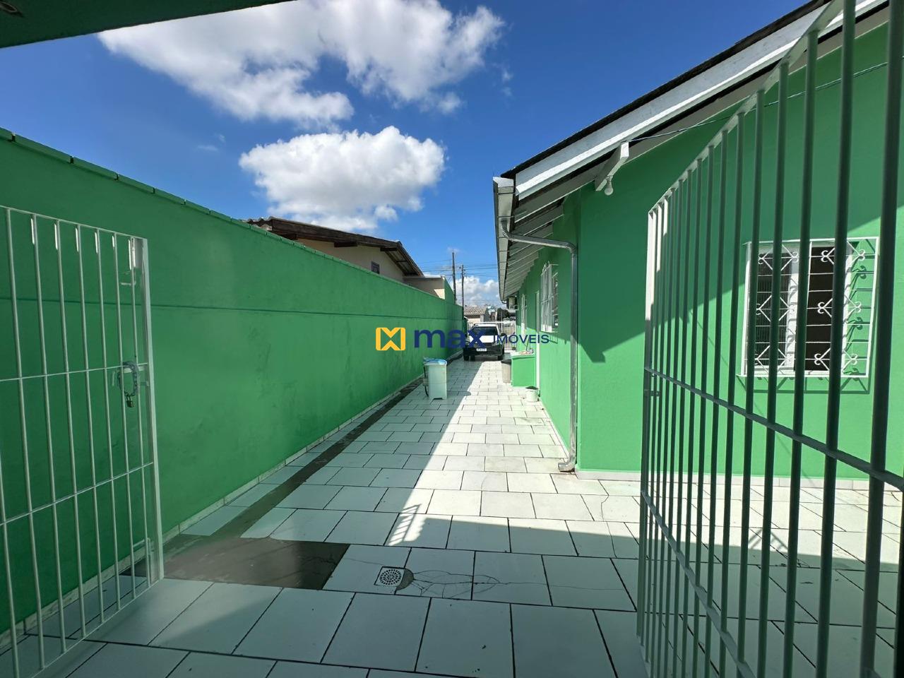 Casa para aluguel no Cordeiros: Garagem descoberta