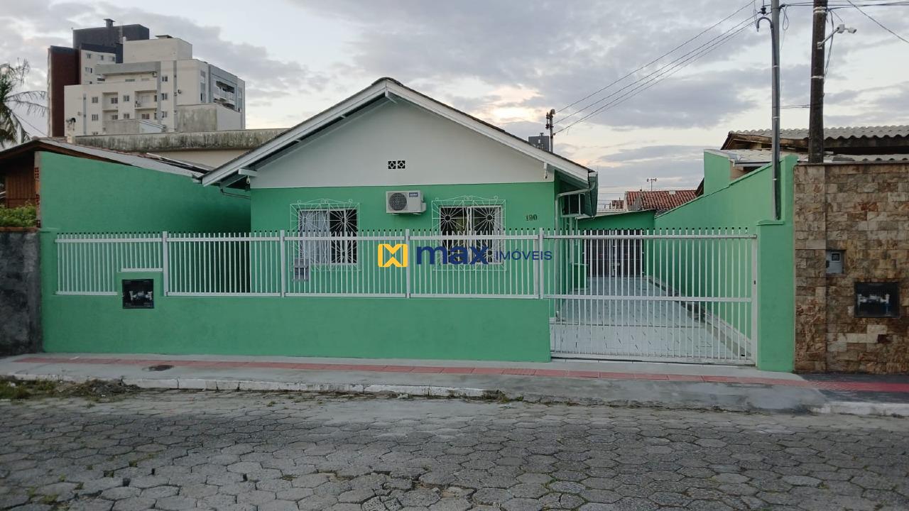 Casa para aluguel no Cordeiros: Fachada