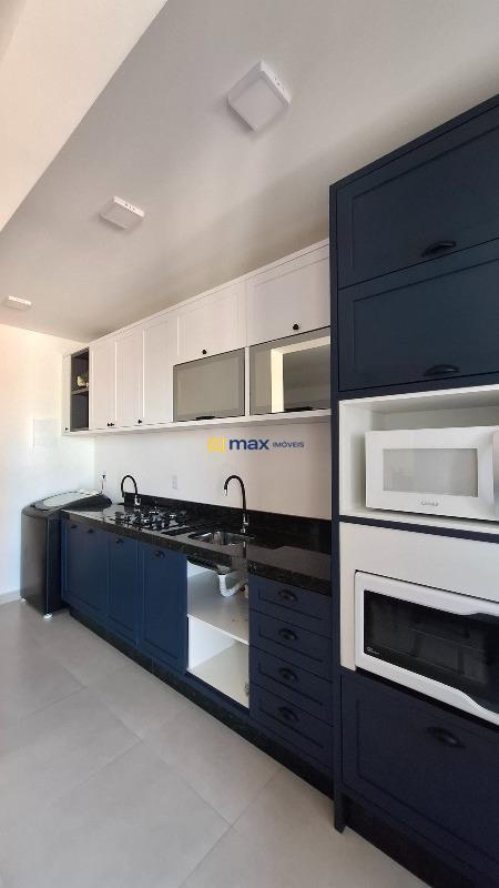 Apartamento para aluguel no Gravatá: Cozinha com móveis planejados