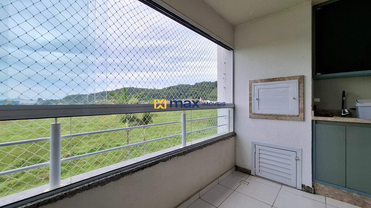 Apartamento à venda no Espinheiros: Sacada com churrasqueira