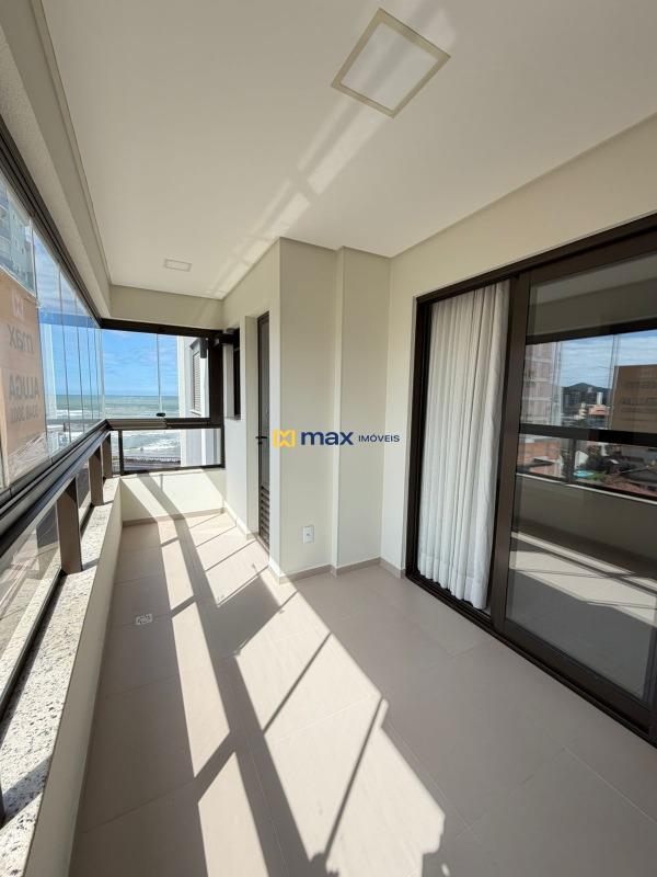 Apartamento para aluguel no Gravatá: Sacada com churrasqueira