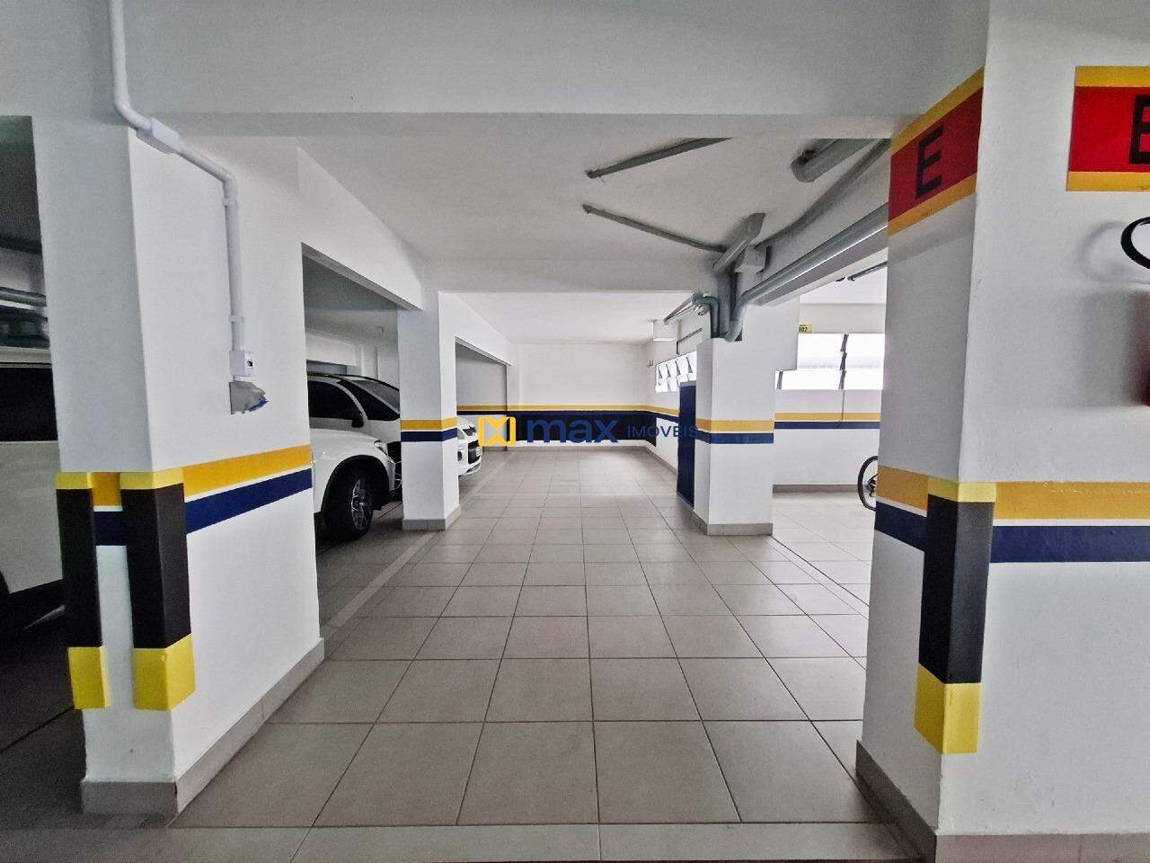 Apartamento à venda no Centro: 2 vagas de garagem formato gaveta