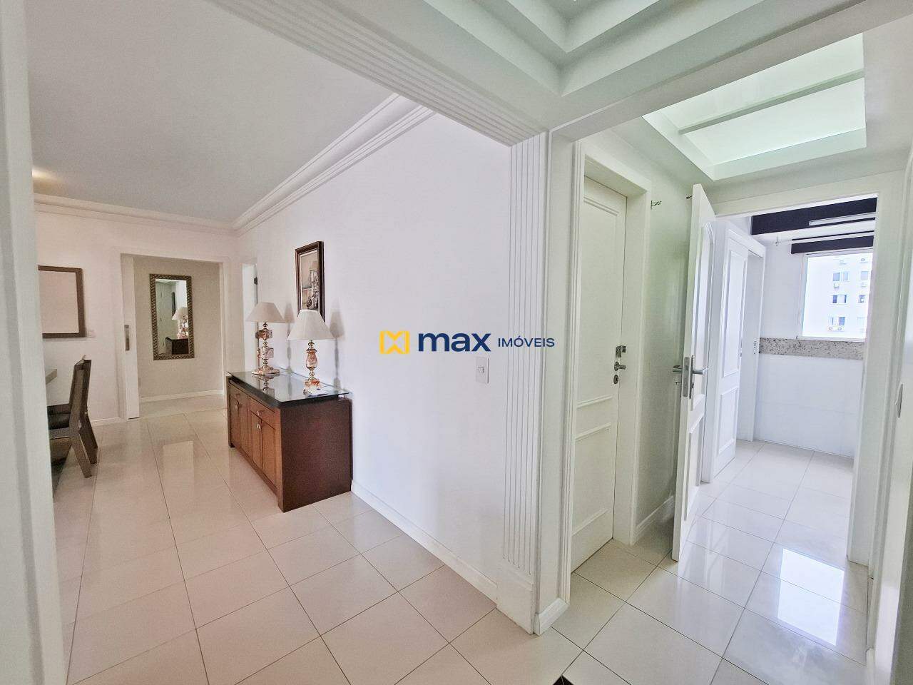 Apartamento à venda no Centro: Entrada acesso aos corredores do apto