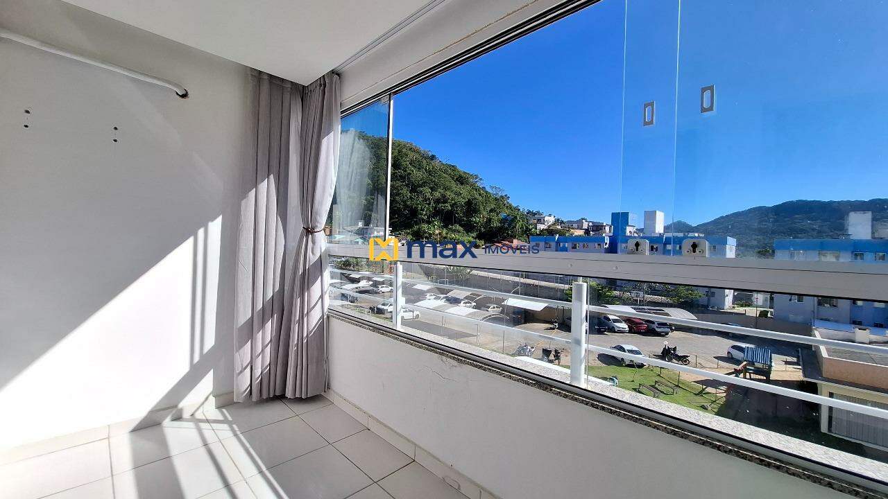Apartamento à venda no Espinheiros: Sacada com churrasqueira