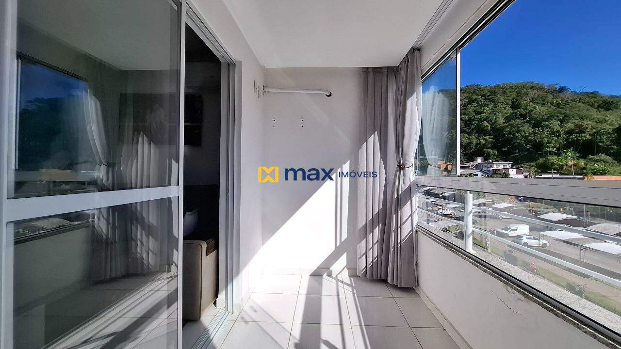 Apartamento à venda no Espinheiros: Sacada com churrasqueira