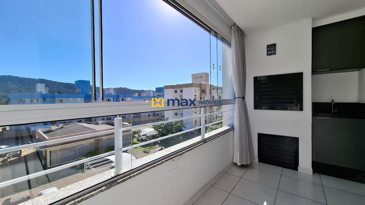 Apartamento à venda no Espinheiros: Sacada com churrasqueira