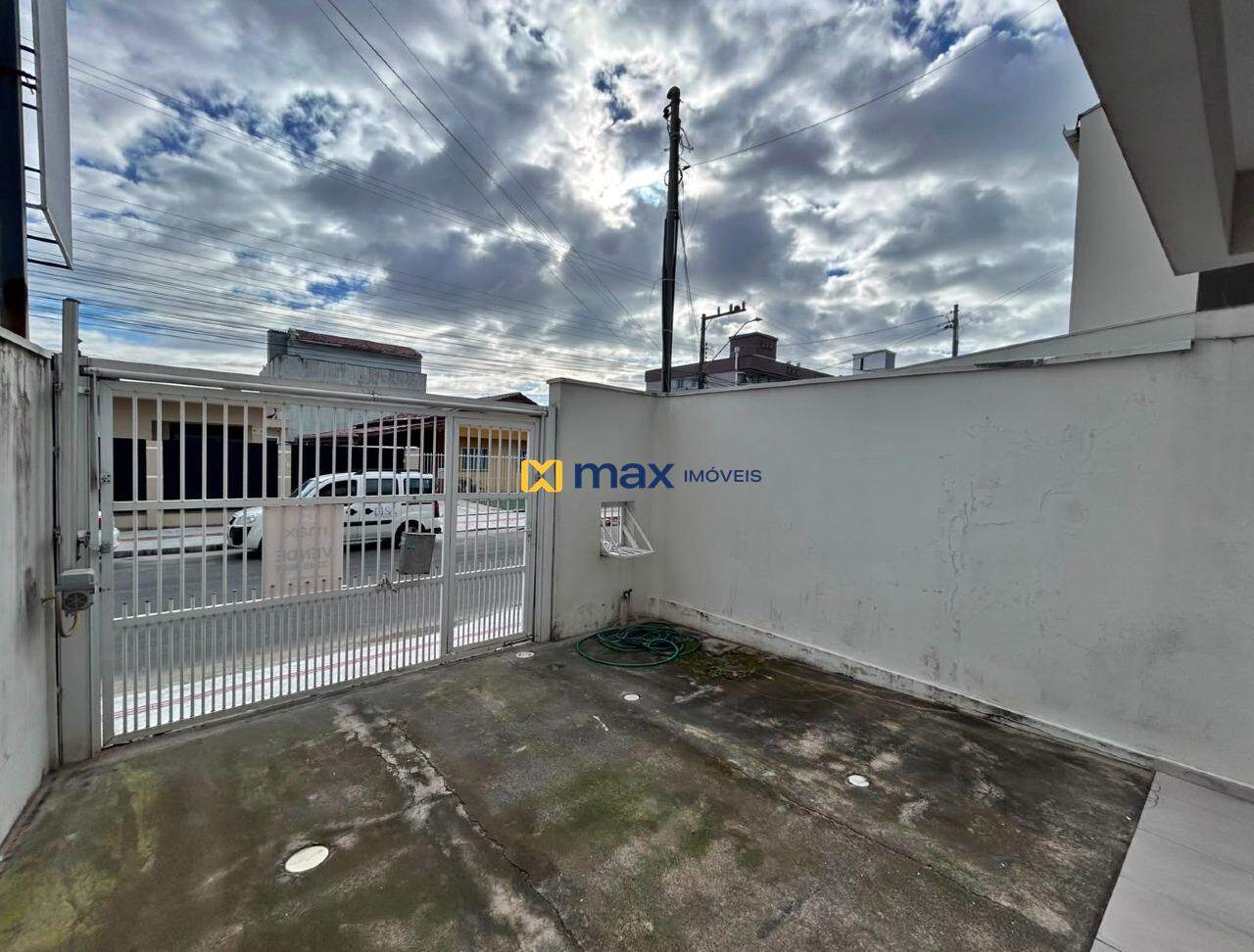 Casa à venda no Centro: Frente (garagem) 