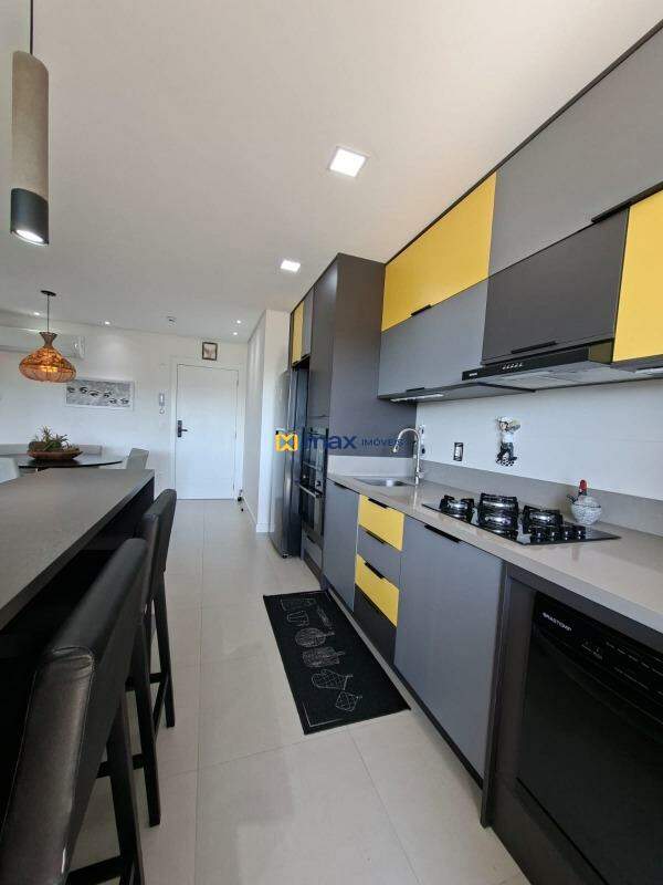 Apartamento para aluguel no Praia Brava: Cozinha e área de serviço