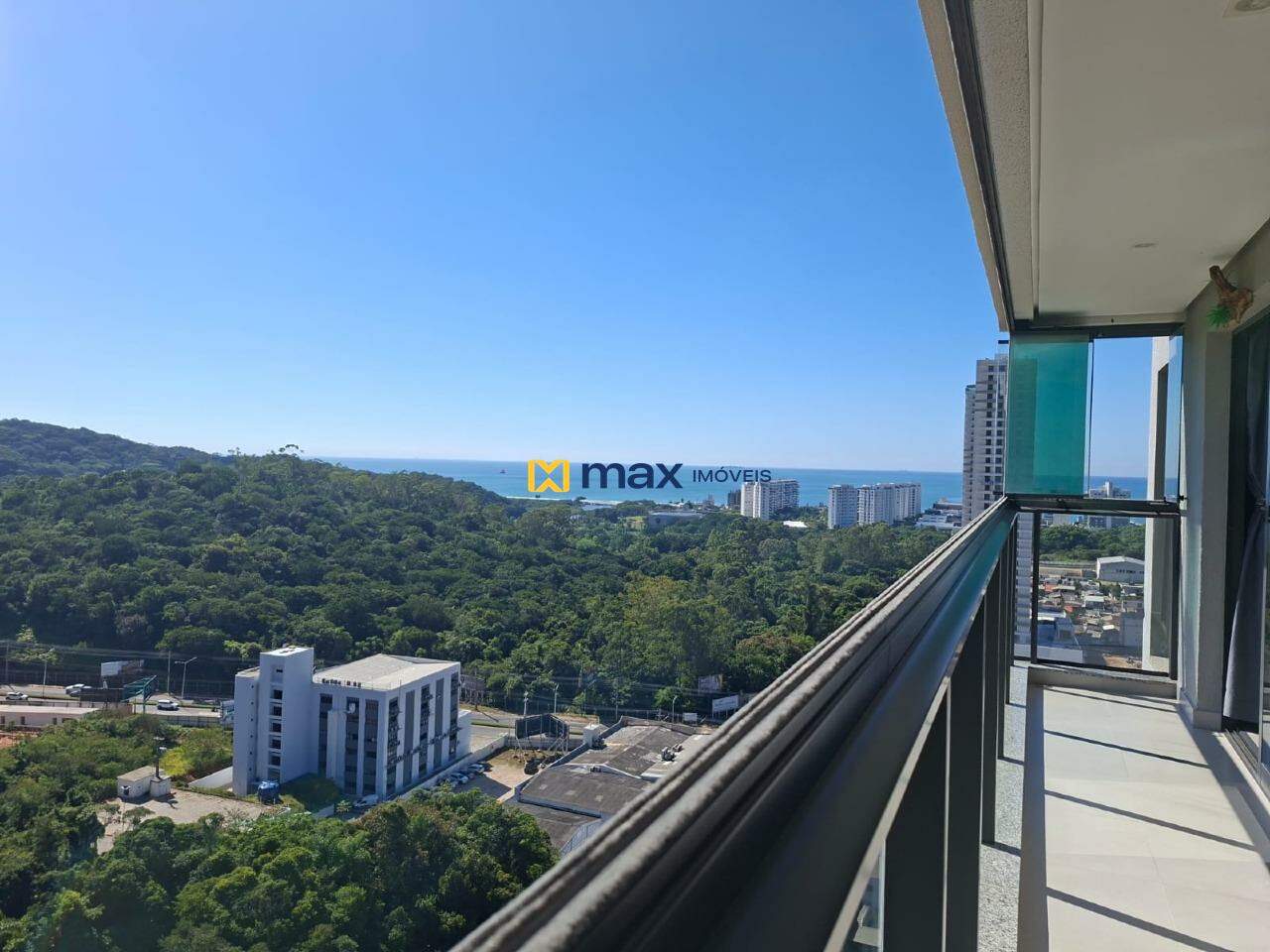 Apartamento para aluguel no Praia Brava: sacada com churrasqueira e vista para o mar