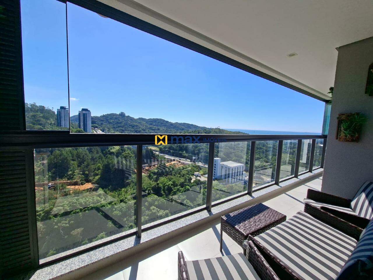 Apartamento para aluguel no Praia Brava: sacada com churrasqueira e vista para o mar