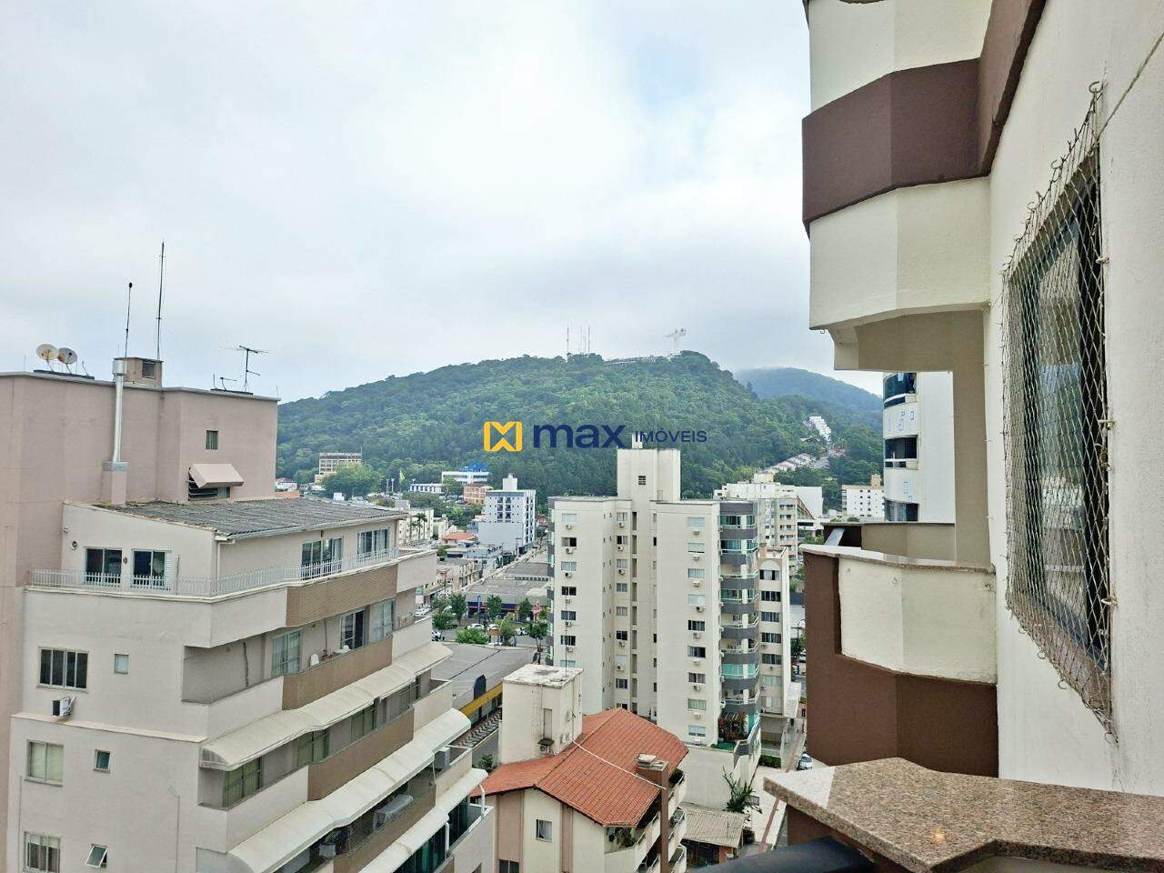 Apartamento para aluguel no Centro: Vista Sacada: Cidade e Montanha