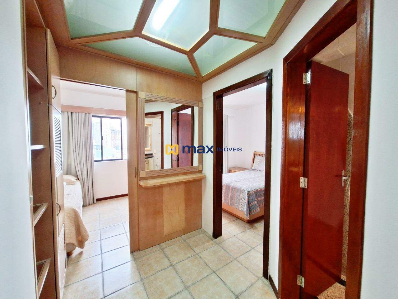 Apartamento para aluguel no Centro: Corredor de acesso demi suítes