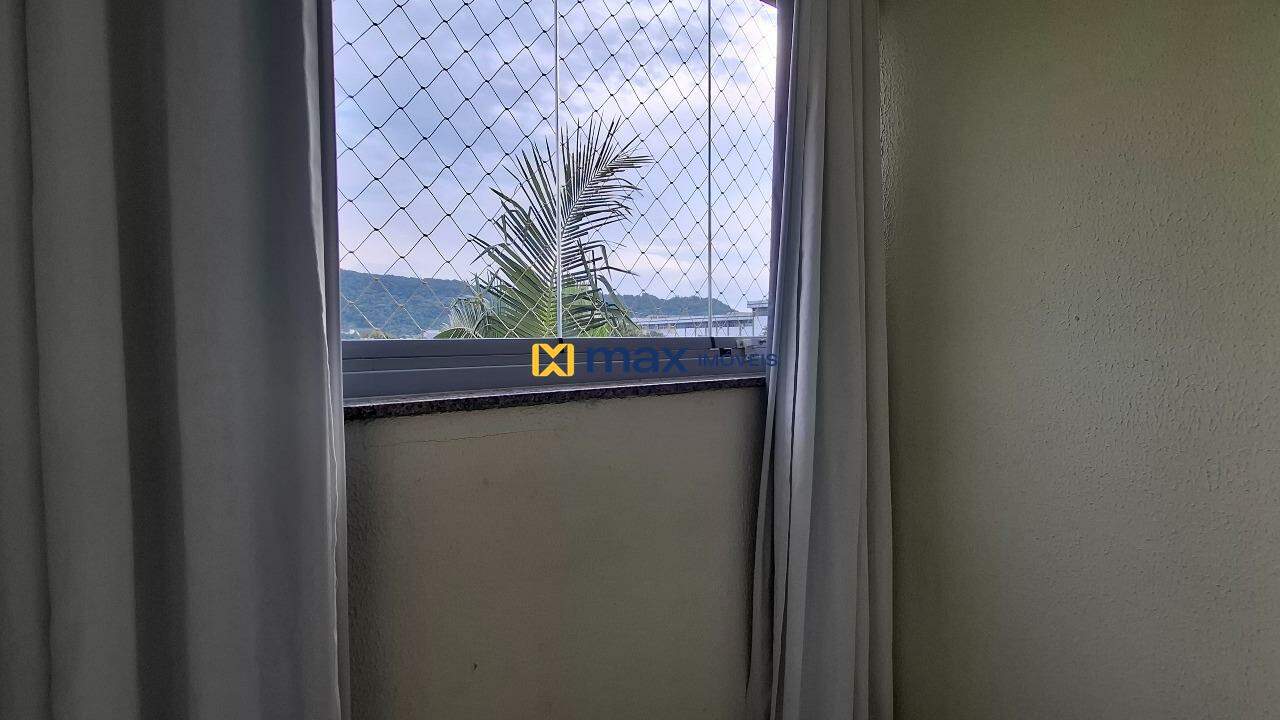 Apartamento à venda no Espinheiros: Sacada com churrasqueira