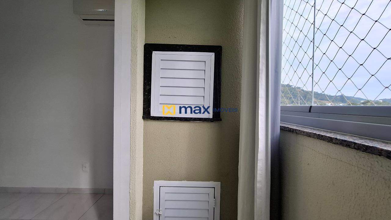 Apartamento à venda no Espinheiros: Sacada com churrasqueira