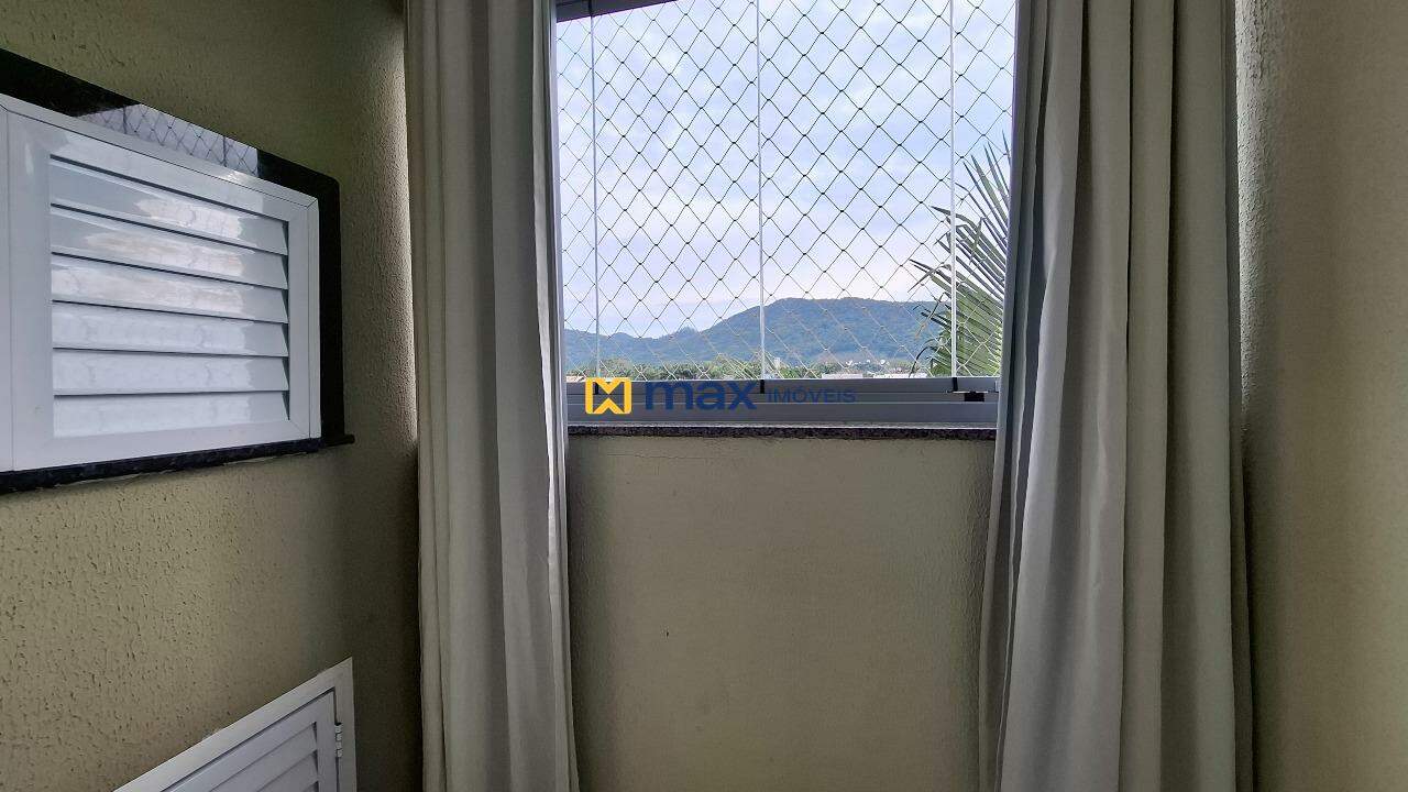 Apartamento à venda no Espinheiros: Sacada com churrasqueira