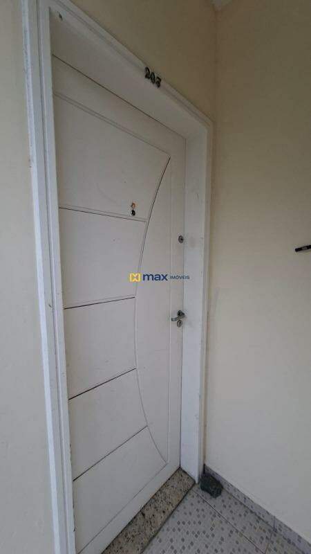 Apartamento para aluguel no Fazenda: Porta de entrada do apto