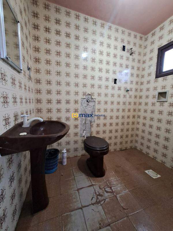 Casa para aluguel no Centro: Banheiro social externo