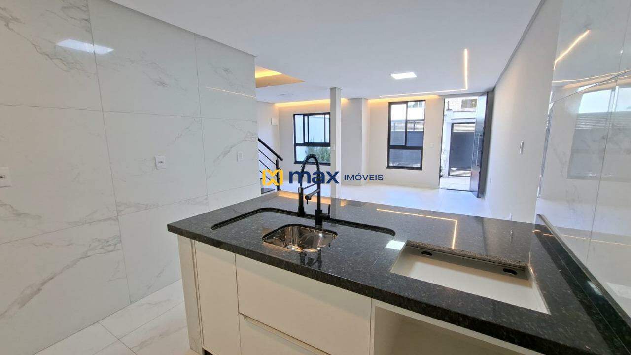 Casa para aluguel no São João: Sala de estar/jantar e cozinha