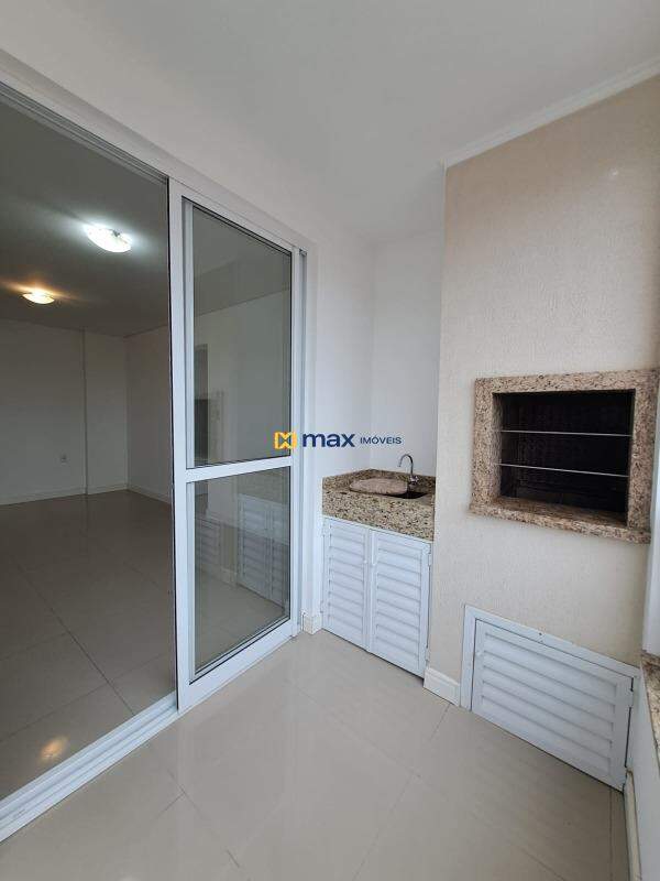 Apartamento para aluguel no Gravatá: Sacada com churrasqueira