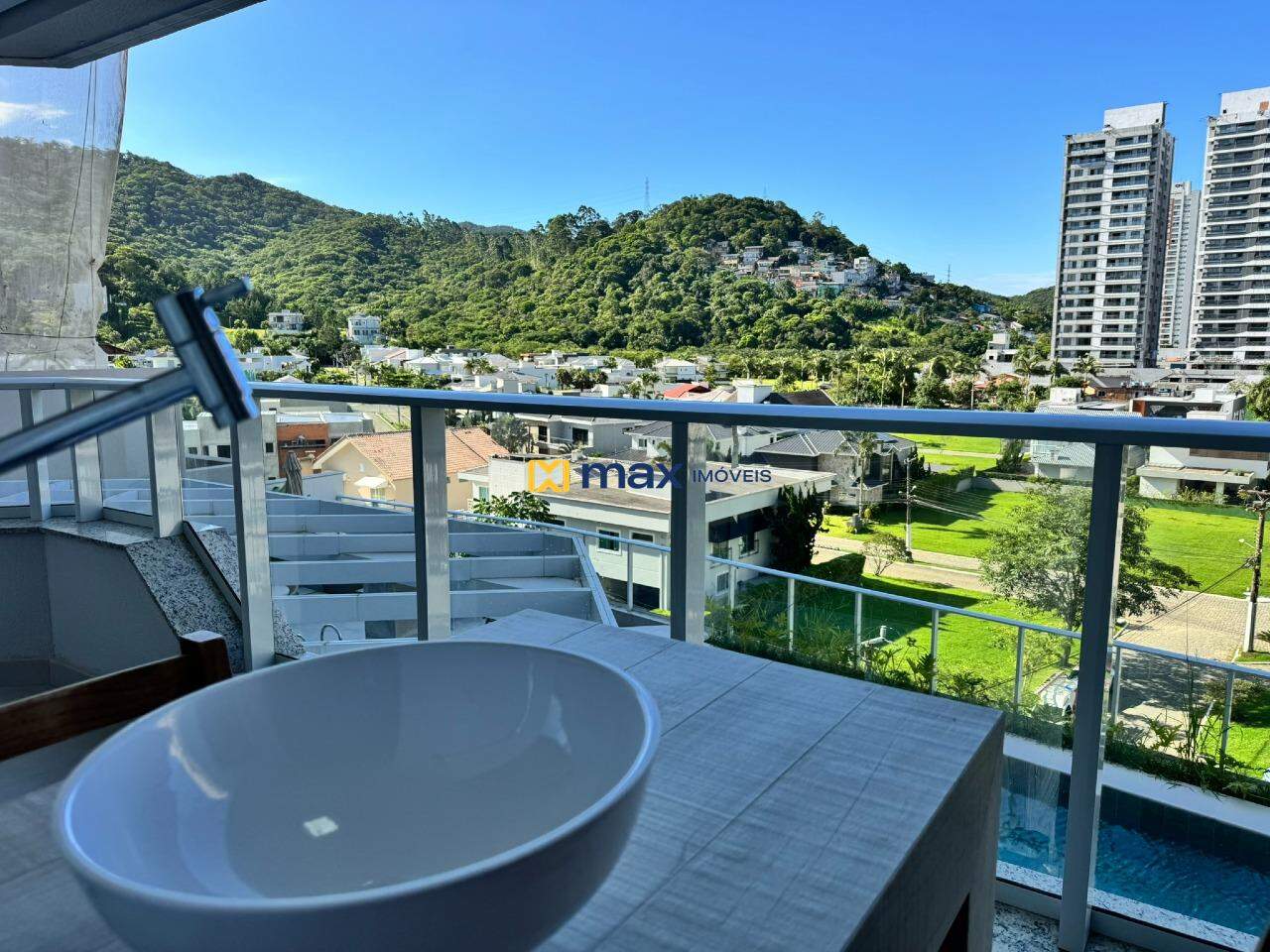 Apartamento para aluguel no Praia Brava de Itajaí: Sacada com churrasqueira