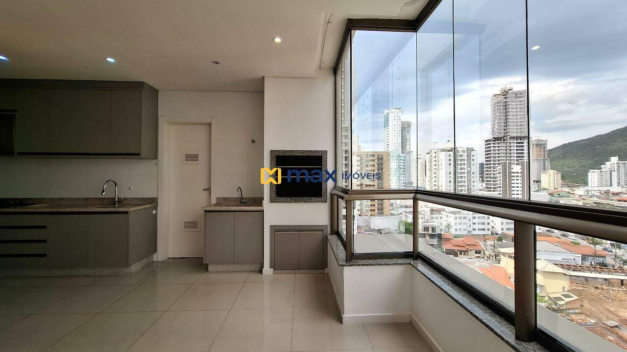 Apartamento à venda no Fazenda: Sacada com churrasqueira