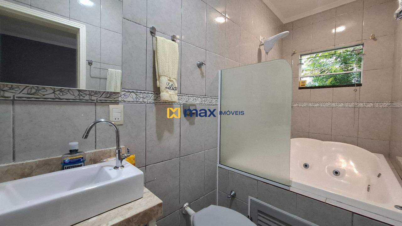 Casa à venda no Ressacada: Banheiro suíte