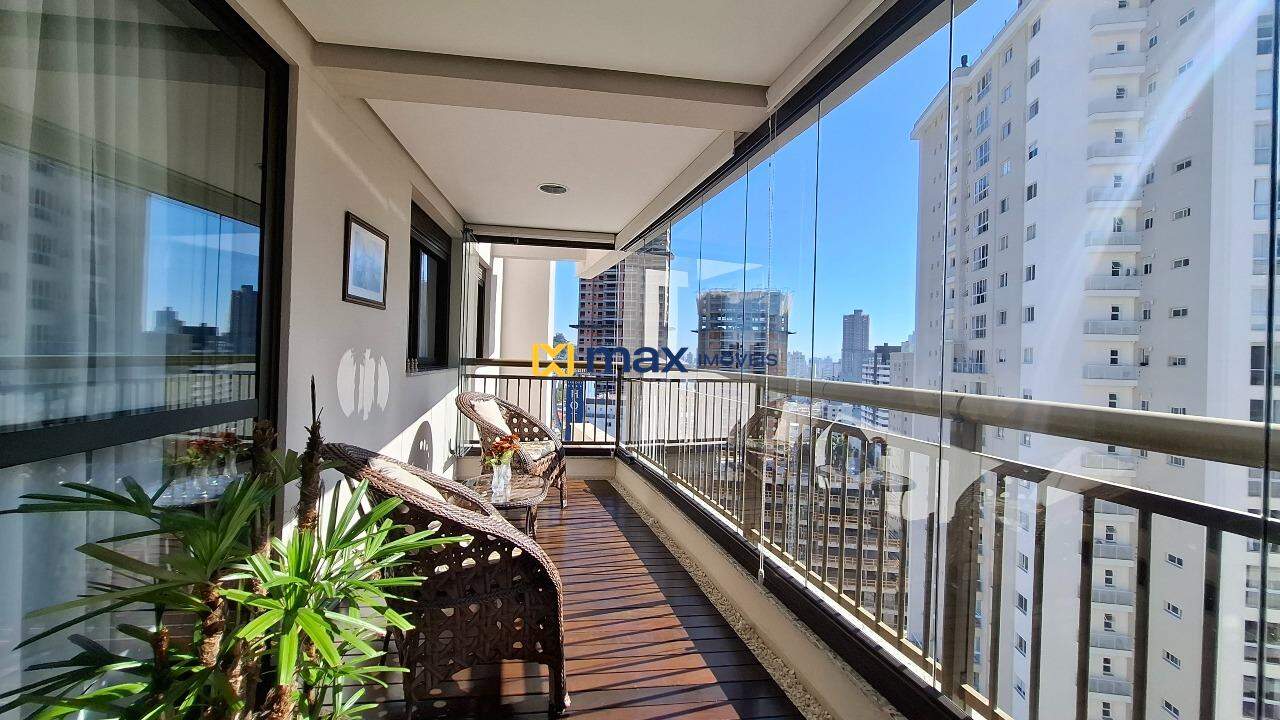 Apartamento à venda no Fazenda: Sacada com churrasqueira