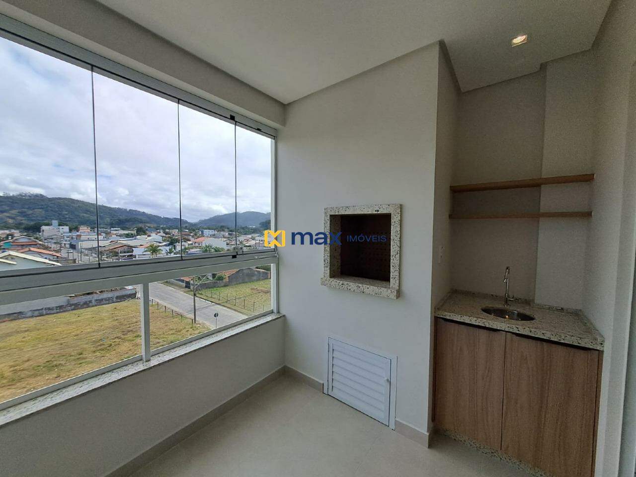 Apartamento para aluguel no Gravatá: Sacada com churrasqueira