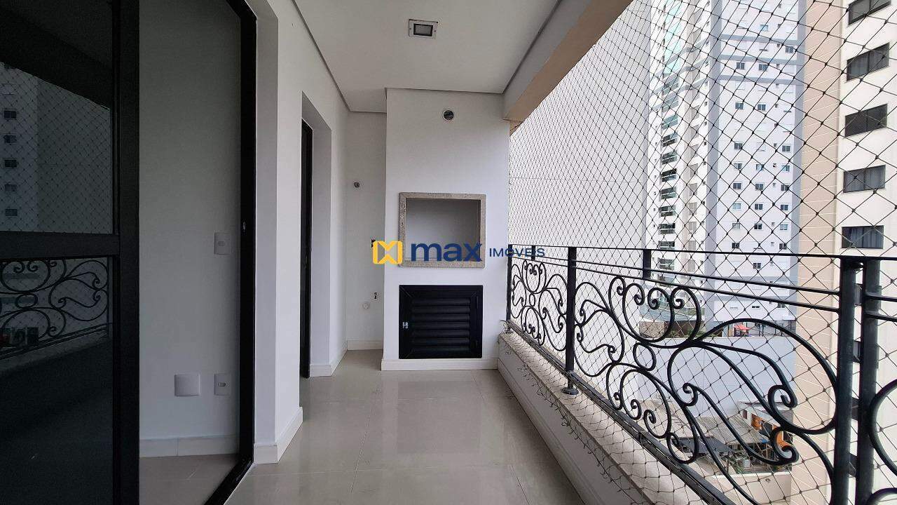 Apartamento para aluguel no Fazenda: Sacada com churrasqueira