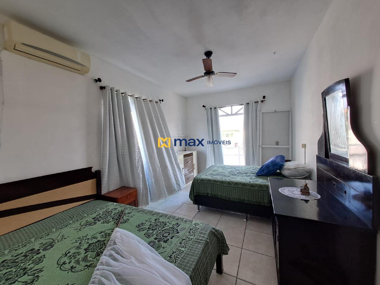 Casa à venda no Meia Praia: Dormitório superior com sacada