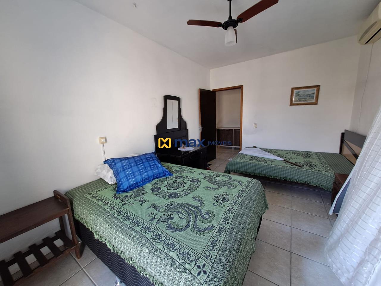 Casa à venda no Meia Praia: Dormitório superior com sacada
