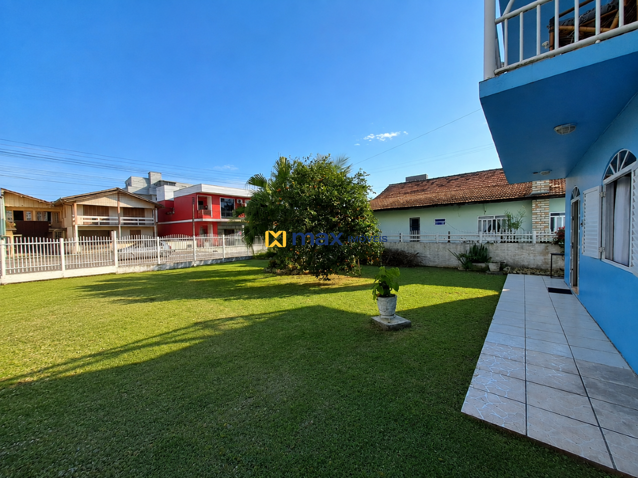 Casa à venda no Meia Praia: Quintal