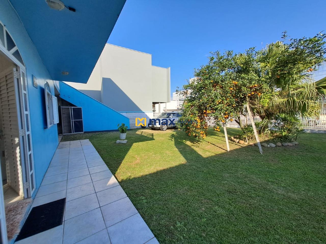 Casa à venda no Meia Praia: Quintal
