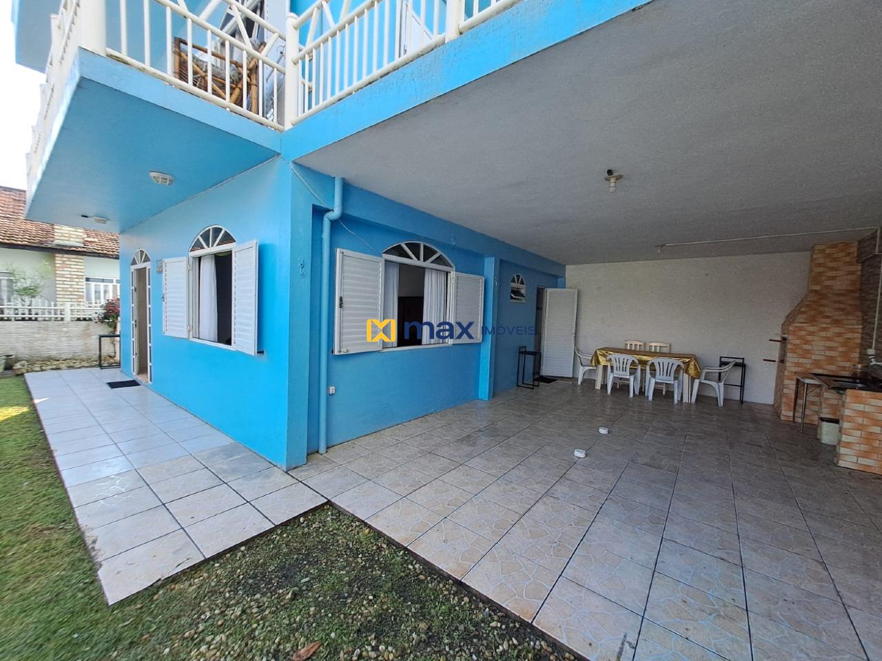 Casa à venda no Meia Praia: Garagem e churrasqueira
