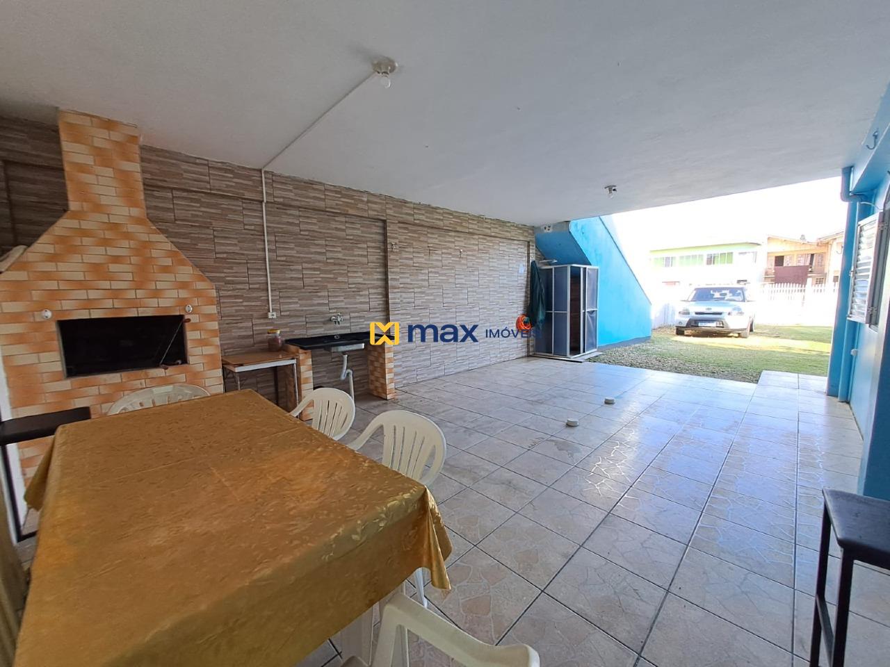 Casa à venda no Meia Praia: Garagem e churrasqueira
