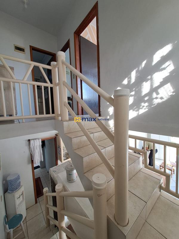 Casa à venda no Meia Praia: Acesso ao 2º andar