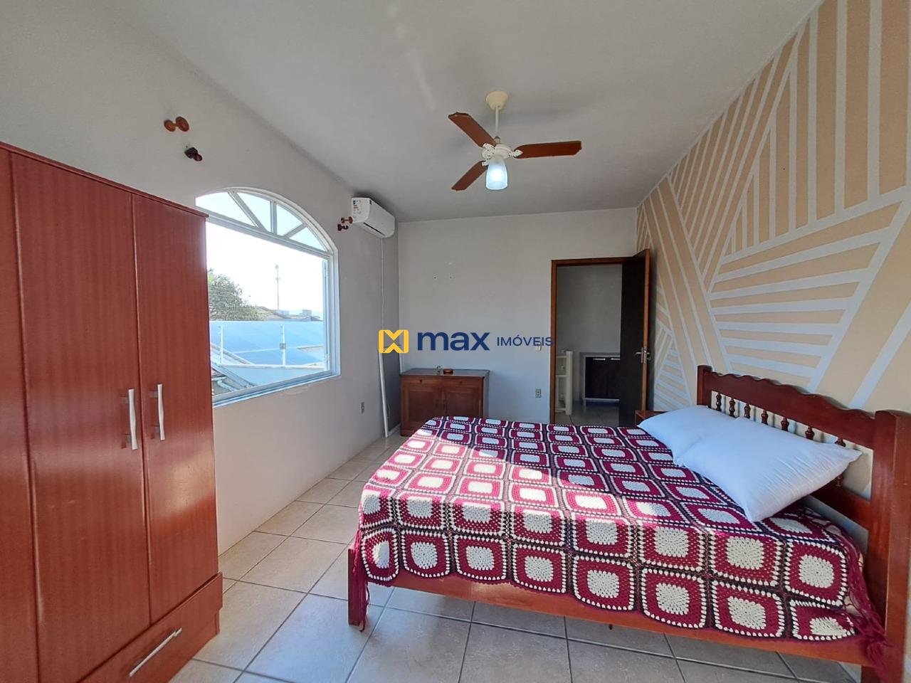 Casa à venda no Meia Praia: Dormitório superior com sacada