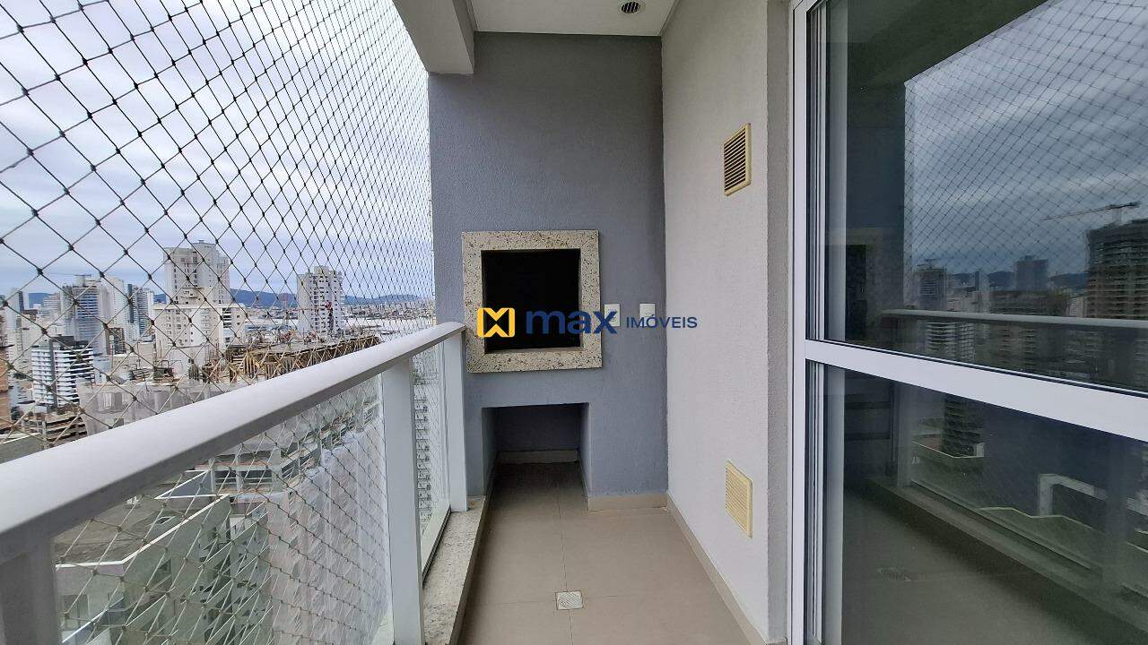 Apartamento à venda no Fazenda: Sacada com churrasqueira