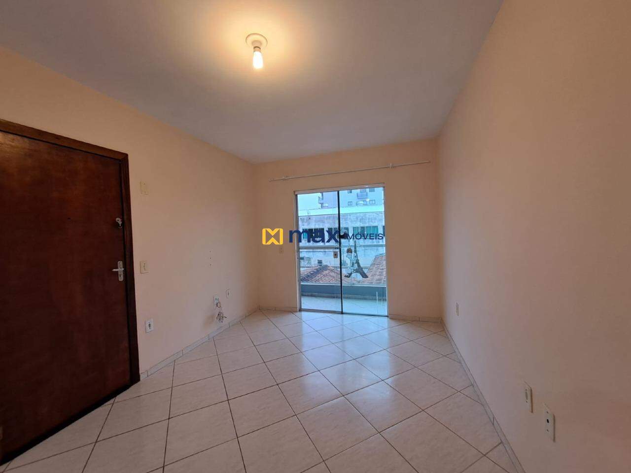 Apartamento para aluguel no Gravatá: Sala com sacada
