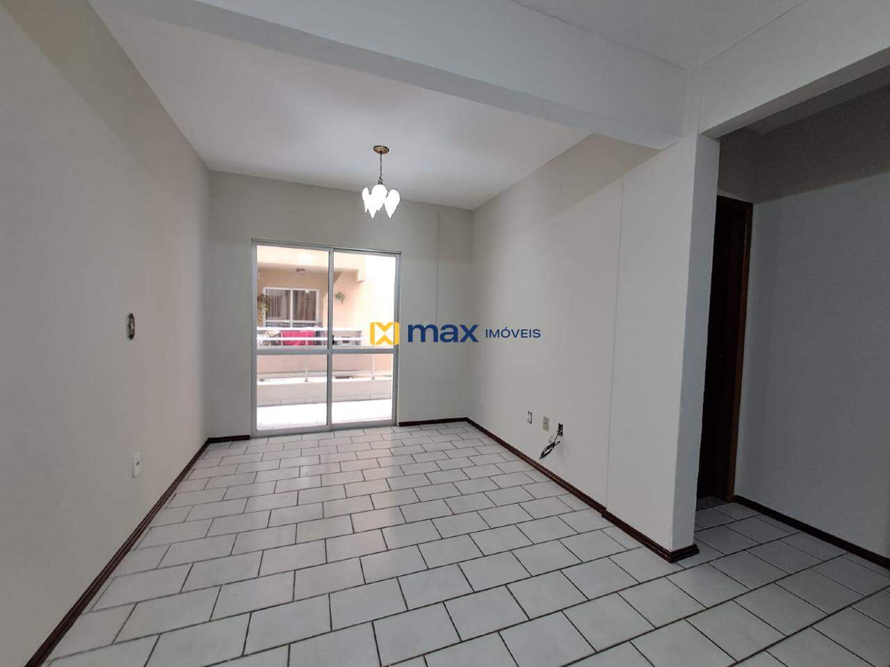 Apartamento para aluguel no Gravatá: Sala com sacada