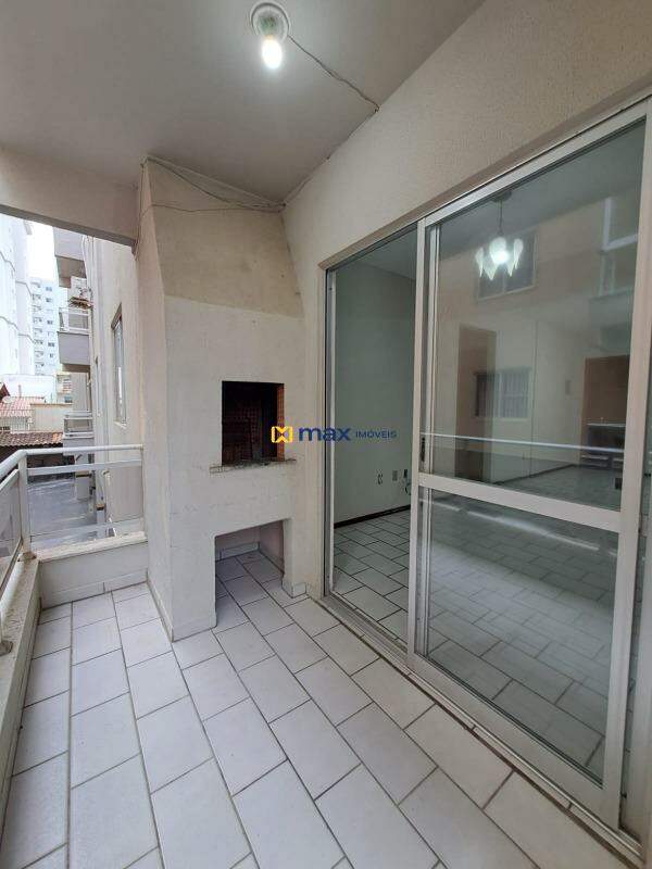 Apartamento para aluguel no Gravatá: Sacada com churrasqueira