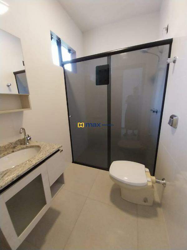Casa à venda no São João: Banheiro social pavimento superior